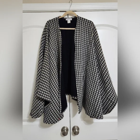 Vintage Gruppo Italiano Oversized Wool Houndstooth Poncho/ Cape - Picture 1 of 6